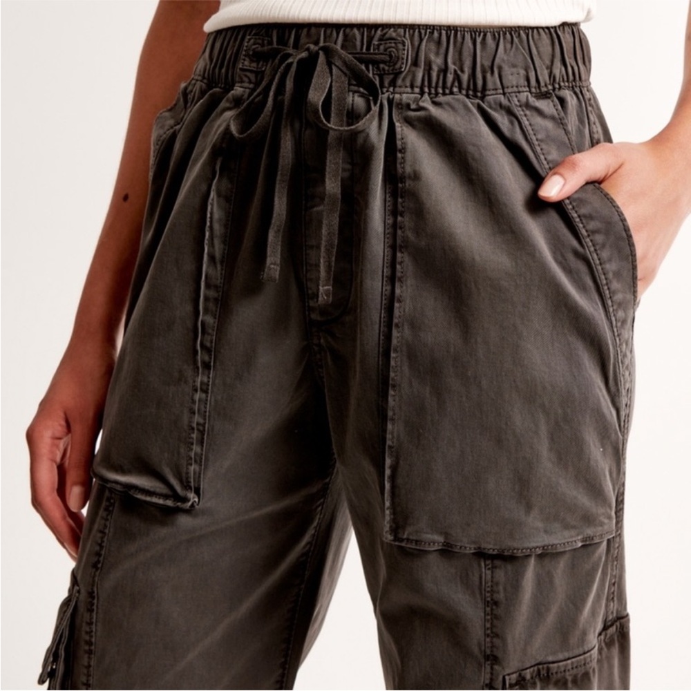 NWT Abercrombie & Fitch Women's Small S Short Pull-On Wide Leg Cargo Pant Pants - Picture 2 of 10